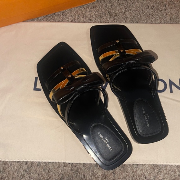 Louis Vuitton Peplum Flat Mule - Picture 3 of 4